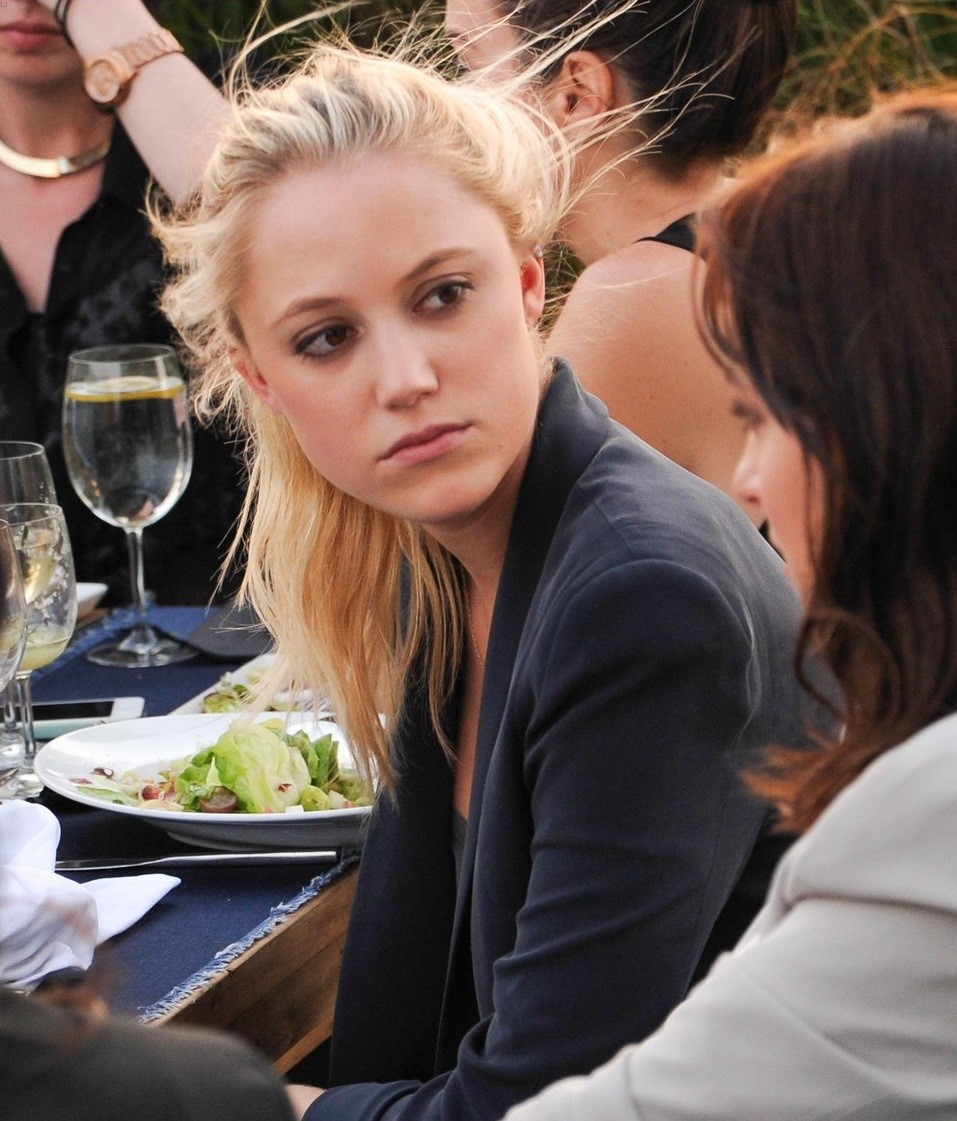 maika-monroe-phoebe-tonkin-minkoff-denim-09.jpg maika-monroe-phoebe-tonkin-minkoff-denim-09.jpg