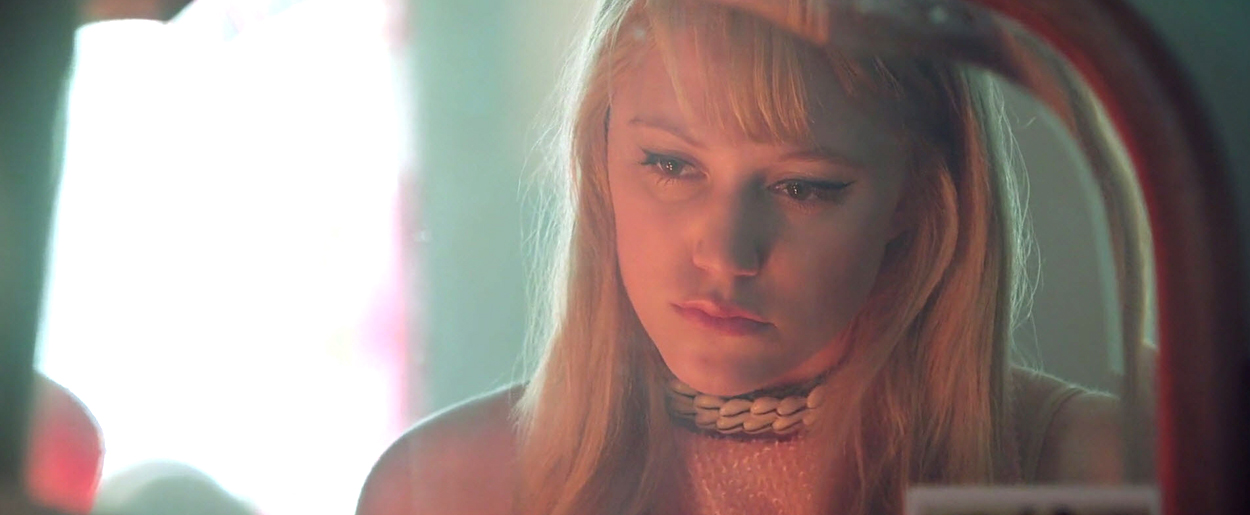 maikamonroe-itfollows00500.jpg
